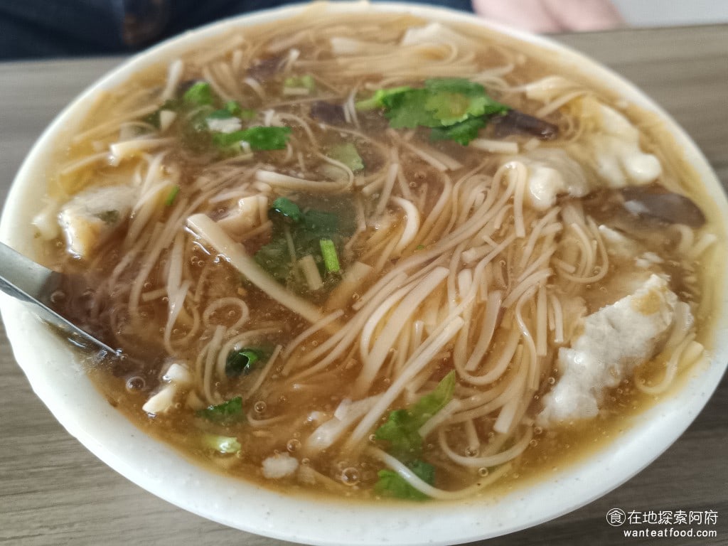 同安街麵線羹,同安街麵線羹菜單,同安街麵線羹價格,中正區美食,中正美食,古亭美食,台灣小吃,麵線,臭豆腐,臭豆腐 麵線羹 50 元 看得出來，老闆娘為了方便，把這裡所有的餐點都定價為 50 元。麵線羹吃起來會比麵線甜一點，原因是麵線羹，其實就是把肉羹放到麵線裡面，這樣就變成了麵線羹。 @在地探索的阿府台北美食