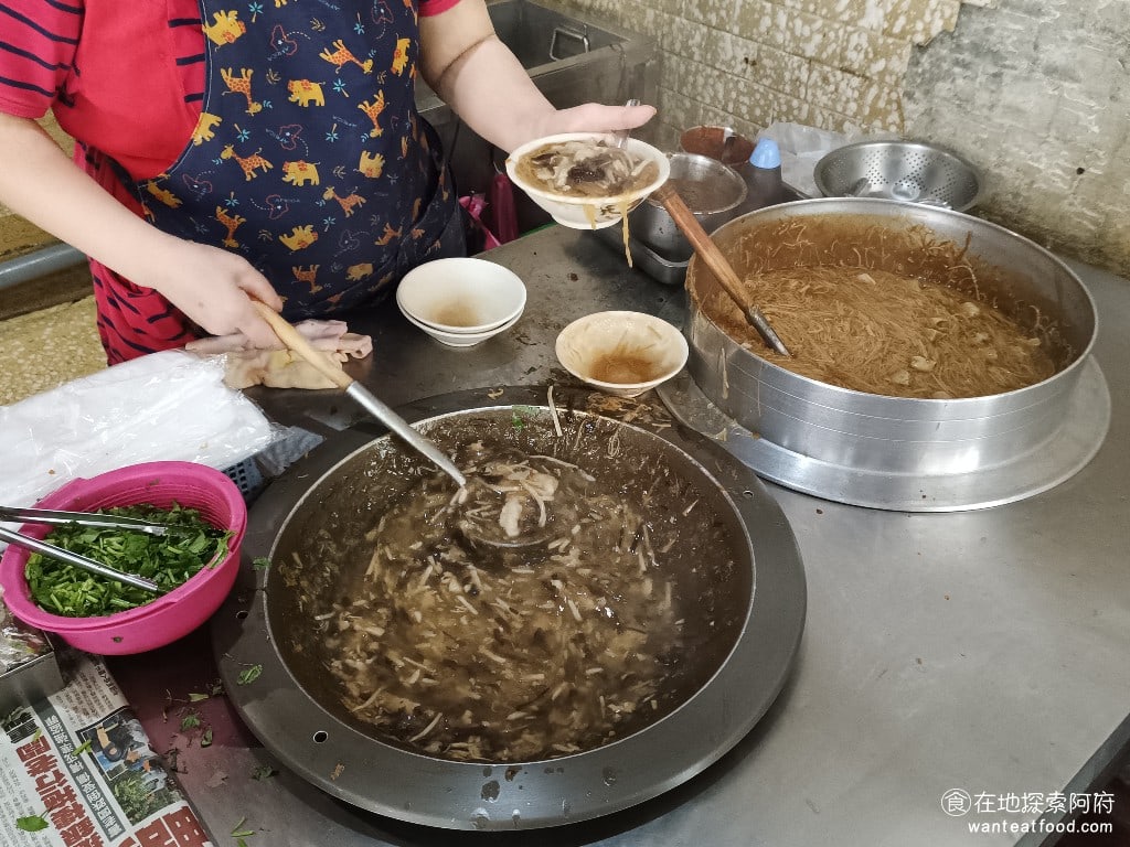 同安街麵線羹,同安街麵線羹菜單,同安街麵線羹價格,中正區美食,中正美食,古亭美食,台灣小吃,麵線,臭豆腐,臭豆腐 但如果你點的是麵線羹，老闆娘就會從左邊撈肉羹到麵線裡面，這樣就變成了麵線羹。所以在吃麵線羹的時候，你就會吃到麵線加肉羹的綜合味道。 @在地探索的阿府台北美食