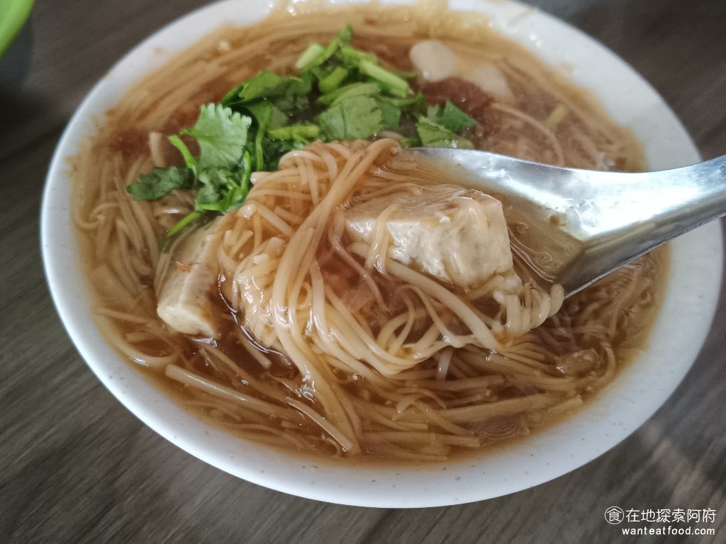 同安街麵線羹,同安街麵線羹菜單,同安街麵線羹價格,中正區美食,中正美食,古亭美食,台灣小吃,麵線,臭豆腐,臭豆腐 貢丸的味道吃起來很普通，沒什麼特別的，《同安街麵線羹》的麵線特別之處在於醋味和蒜味的味道比較重，所以吃起來又酸又嗆，重口味的人會非常喜歡。 @在地探索的阿府台北美食