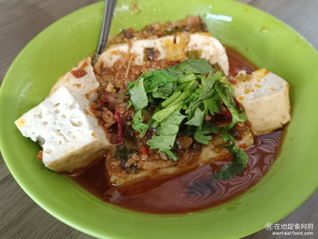 同安街麵線羹,同安街麵線羹菜單,同安街麵線羹價格,中正區美食,中正美食,古亭美食,台灣小吃,麵線,臭豆腐,臭豆腐 臭豆腐泡在又紅又辣的醬汁中，看起來很辣，但吃起來完全不會辣，只有一點點。裡面加了酸菜、辣椒、蝦米和豆瓣，上面再灑上香菜。 @在地探索的阿府台北美食