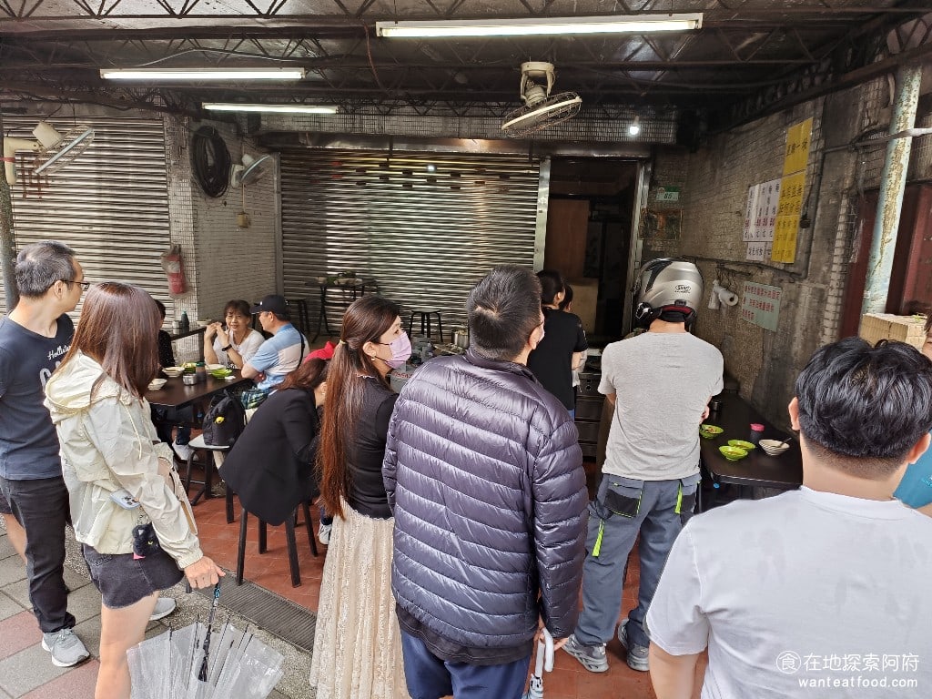 同安街麵線羹,同安街麵線羹菜單,同安街麵線羹價格,中正區美食,中正美食,古亭美食,台灣小吃,麵線,臭豆腐,臭豆腐 《同安街麵線羹》乍看排隊的隊伍不長，以為會排得很快，但其實會等更久，因為員工只有老闆娘一個人，所以作業的速度非常慢，再加上因為排隊排了很久，有些人會一次怒點很多份，例如我前方就一次外帶 8 份臭豆腐。 @在地探索的阿府台北美食