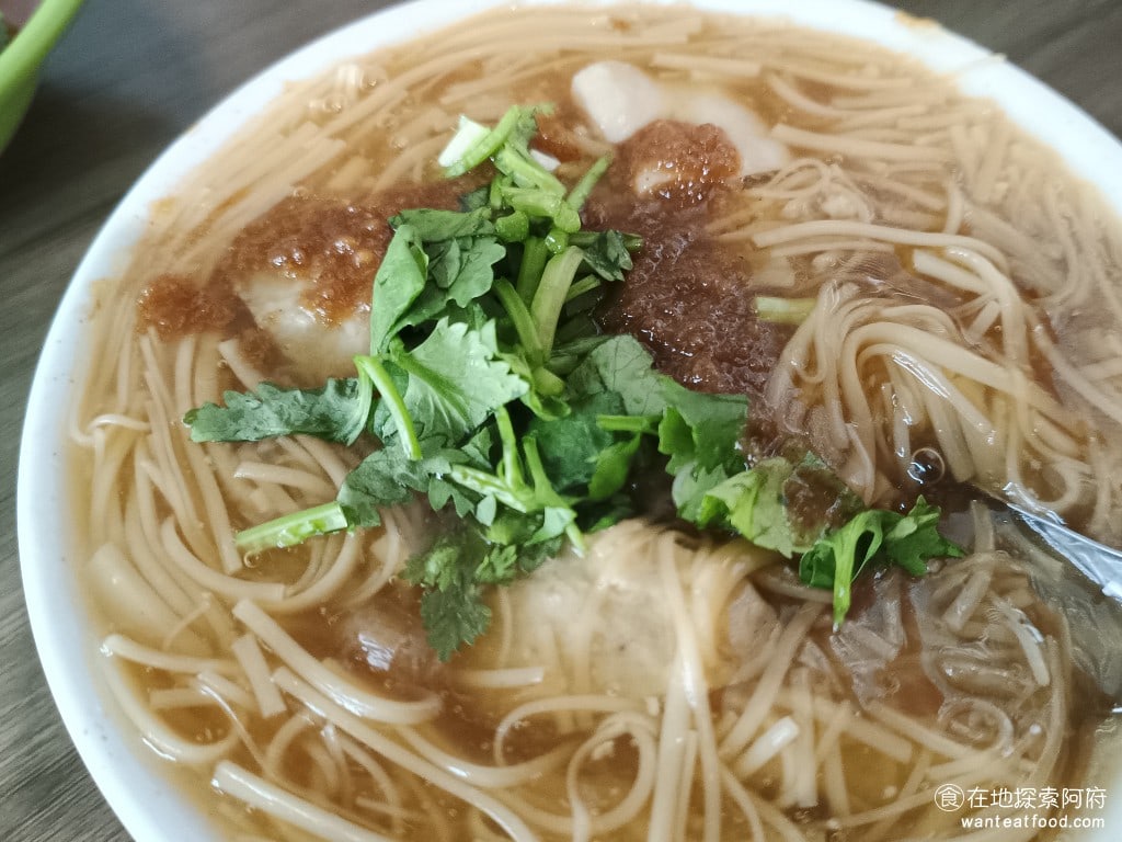 同安街麵線羹,同安街麵線羹菜單,同安街麵線羹價格,中正區美食,中正美食,古亭美食,台灣小吃,麵線,臭豆腐,臭豆腐 麵線在吃之前，要記得先把上面的蒜醬攪拌到麵線裡面去，不然少了那一個醬，麵線吃起來就會沒什麼鹹味。我剛開始吃，以為沒味道，後來才發現自己忘記攪拌了。 @在地探索的阿府台北美食