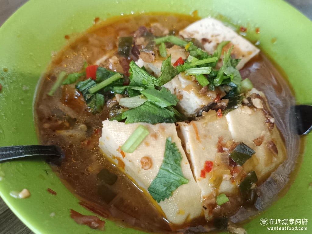 同安街麵線羹,同安街麵線羹菜單,同安街麵線羹價格,中正區美食,中正美食,古亭美食,台灣小吃,麵線,臭豆腐,臭豆腐 臭豆腐的味道吃起來真的非常棒！一咬下去是會噴汁的，口感吃起來非常的軟嫩，算是我個人少見的，吃完會馬上說好吃的清蒸臭豆腐，比去安坑老街吃的臭豆腐還好吃。平常不敢吃麻辣臭豆腐的人，這一個臭豆腐一定都能吃得下去，我推薦一定要來試試！ @在地探索的阿府台北美食