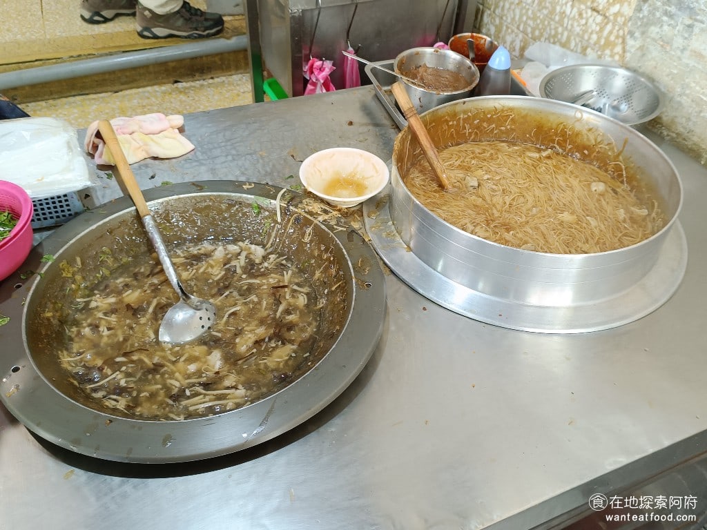 同安街麵線羹,同安街麵線羹菜單,同安街麵線羹價格,中正區美食,中正美食,古亭美食,台灣小吃,麵線,臭豆腐,臭豆腐 左邊的是肉羹，右邊的則是麵線。 @在地探索的阿府台北美食