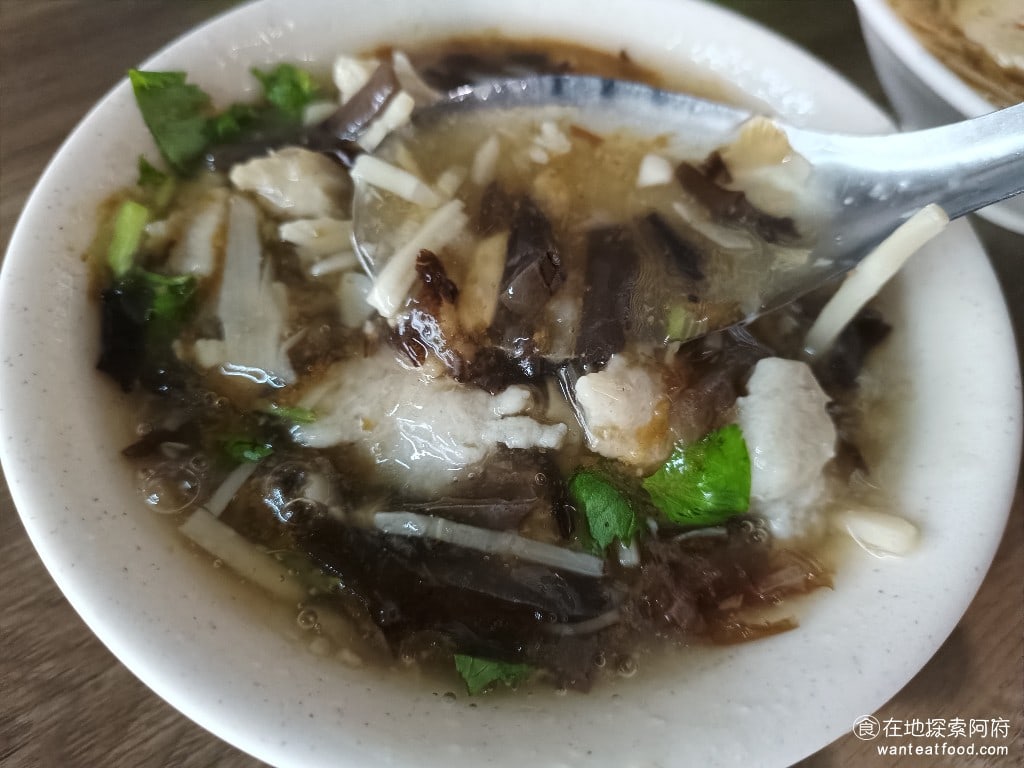 同安街麵線羹,同安街麵線羹菜單,同安街麵線羹價格,中正區美食,中正美食,古亭美食,台灣小吃,麵線,臭豆腐,臭豆腐 肉羹裡面加了不少的大蒜，所以蒜味比較重，但因為吃起來不怎麼鹹，也不怎麼酸，都是甜味。相比之下，就會覺得肉羹比較普通。 @在地探索的阿府台北美食