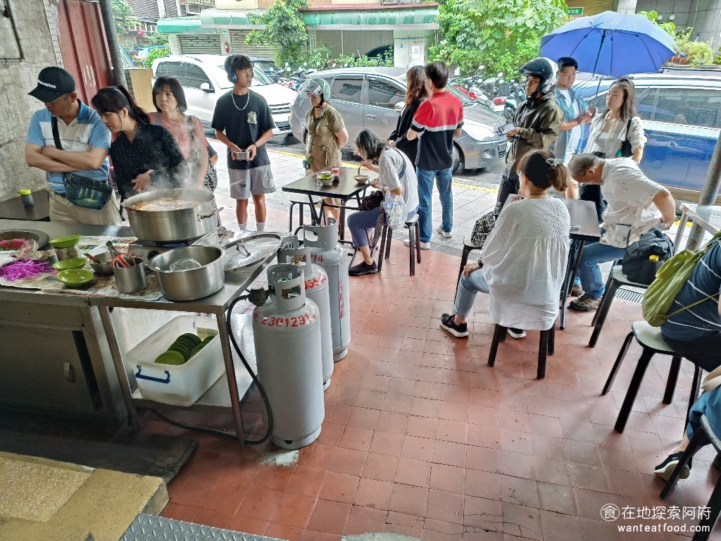 同安街麵線羹,同安街麵線羹菜單,同安街麵線羹價格,中正區美食,中正美食,古亭美食,台灣小吃,麵線,臭豆腐,臭豆腐 店內的用餐環境非常簡陋，都是騎樓下的開放式座位，雖然座位不多，但不用擔心沒座位，你只需要擔心排隊排太久，因為客人吃飯的速度，大於店家作業的速度 XD @在地探索的阿府台北美食