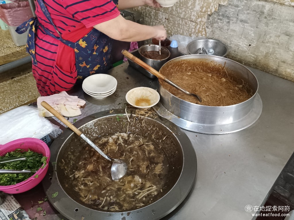 同安街麵線羹,同安街麵線羹菜單,同安街麵線羹價格,中正區美食,中正美食,古亭美食,台灣小吃,麵線,臭豆腐,臭豆腐 麵線裡面的料是貢丸和大腸，麵線裡面是沒有肉羹的。 @在地探索的阿府台北美食