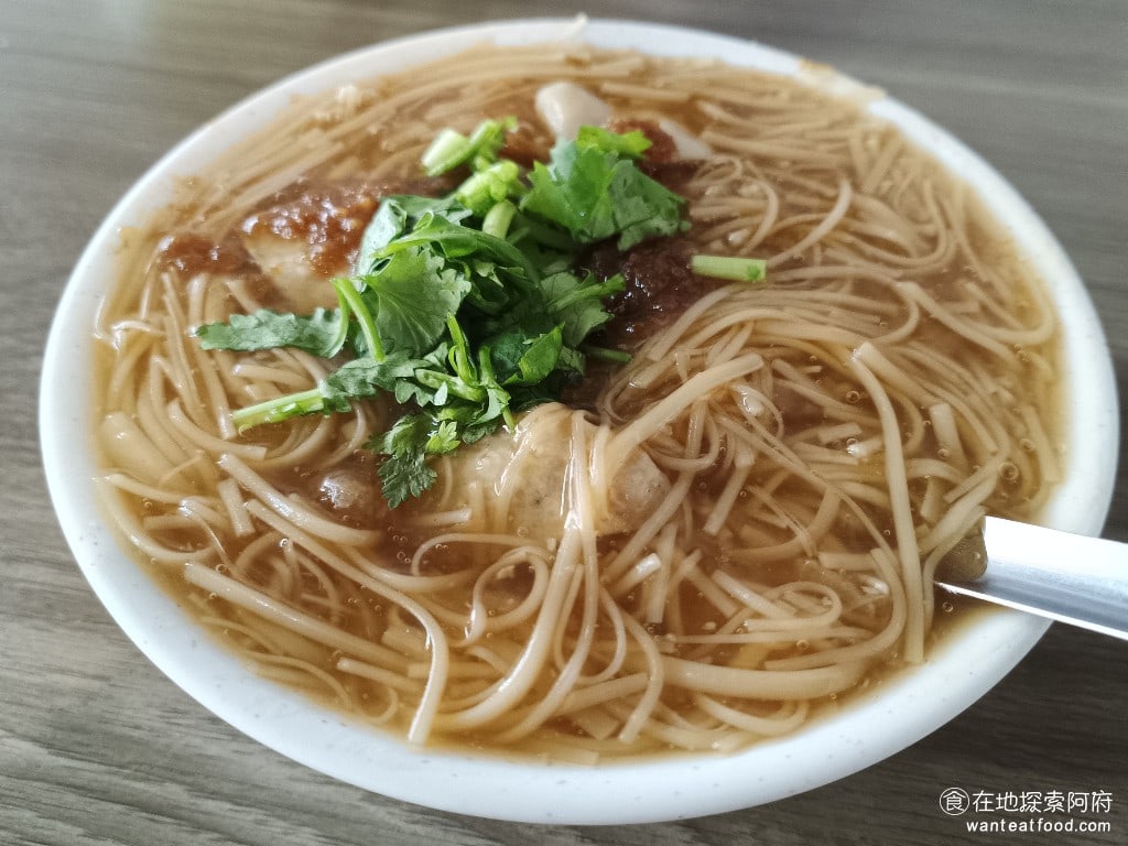 同安街麵線羹,同安街麵線羹菜單,同安街麵線羹價格,中正區美食,中正美食,古亭美食,台灣小吃,麵線,臭豆腐,臭豆腐 麵線 50 元 麵線裡面的配料有切碎的貢丸和大腸，但大腸的比例其實非常低，一碗裡面大概也只有一兩顆。 @在地探索的阿府台北美食