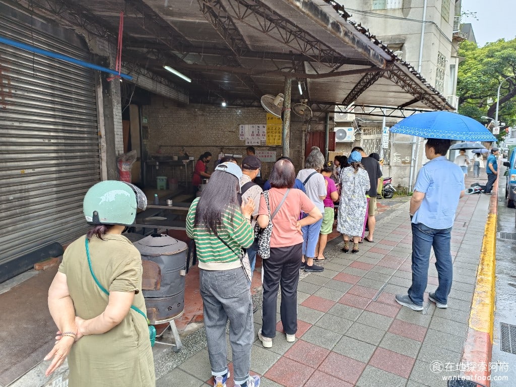 同安街麵線羹,同安街麵線羹菜單,同安街麵線羹價格,中正區美食,中正美食,古亭美食,台灣小吃,麵線,臭豆腐,臭豆腐 想來吃《同安街麵線羹》要有排隊的心理準備，不管你是幾點來，即便是下午3點來也都一樣要排隊，排隊時間基本上 20 分鐘起跳。 @在地探索的阿府台北美食