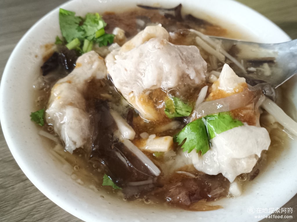 同安街麵線羹,同安街麵線羹菜單,同安街麵線羹價格,中正區美食,中正美食,古亭美食,台灣小吃,麵線,臭豆腐,臭豆腐 他的肉羹口味吃起來偏甜，裡面的肉羹給的很多，有滿滿的竹筍和黑木耳，吃起來還蠻順口的。 @在地探索的阿府台北美食