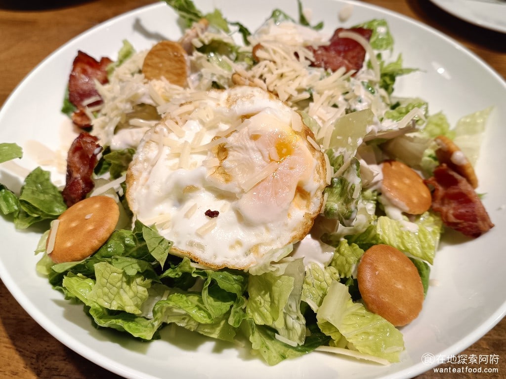 Pino,Pizza,Pino,Pizza菜單,Pino,Pizza價格,士林區美食,士林美食,芝山站美食,美式料理,炸雞,披薩,披薩,披薩,披薩 凱薩沙拉 沙拉上面有一顆全熟的蛋，裡面有培根、帕瑪森起司，以及凱薩醬，醬料加得還算多，吃起來口感比較濕潤。 @在地探索的阿府美食世界