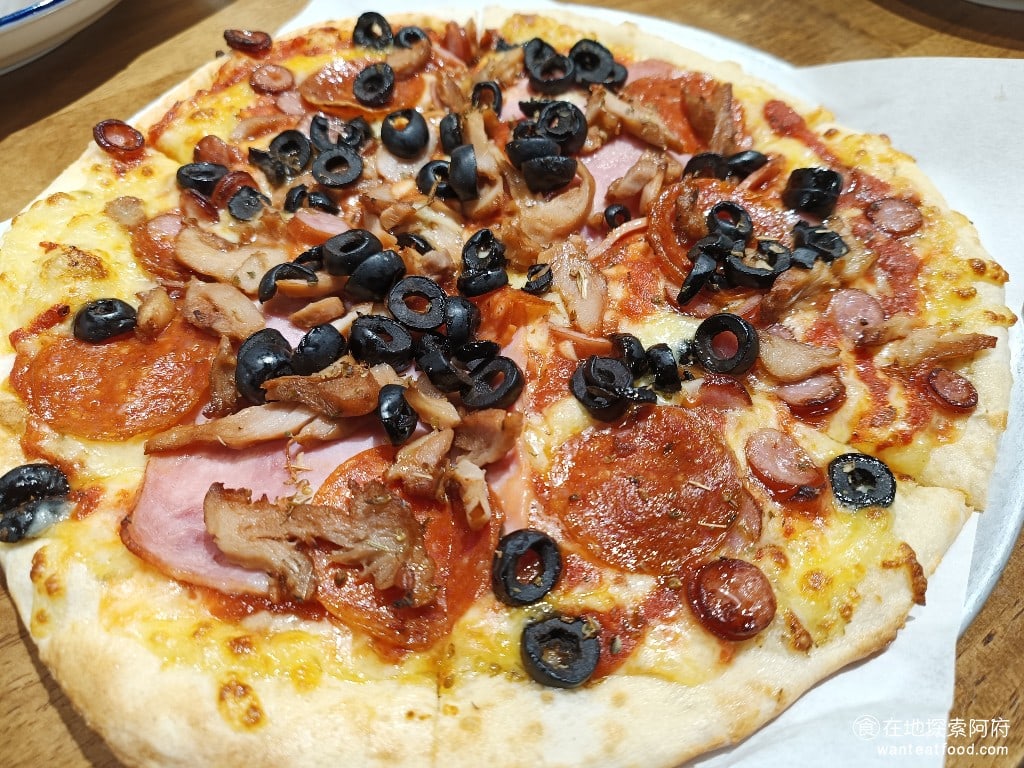 Pino,Pizza,Pino,Pizza菜單,Pino,Pizza價格,士林區美食,士林美食,芝山站美食,美式料理,炸雞,披薩,披薩,披薩,披薩 肉多多披薩 這算是所有披薩口味中，配料最多的，上面滿滿的煙燻雞肉、火腿，還有法蘭克福香腸、胡椒香腸和黑橄欖。如果你想要點口味最重的披薩，那就是這一個了。 @在地探索的阿府美食世界