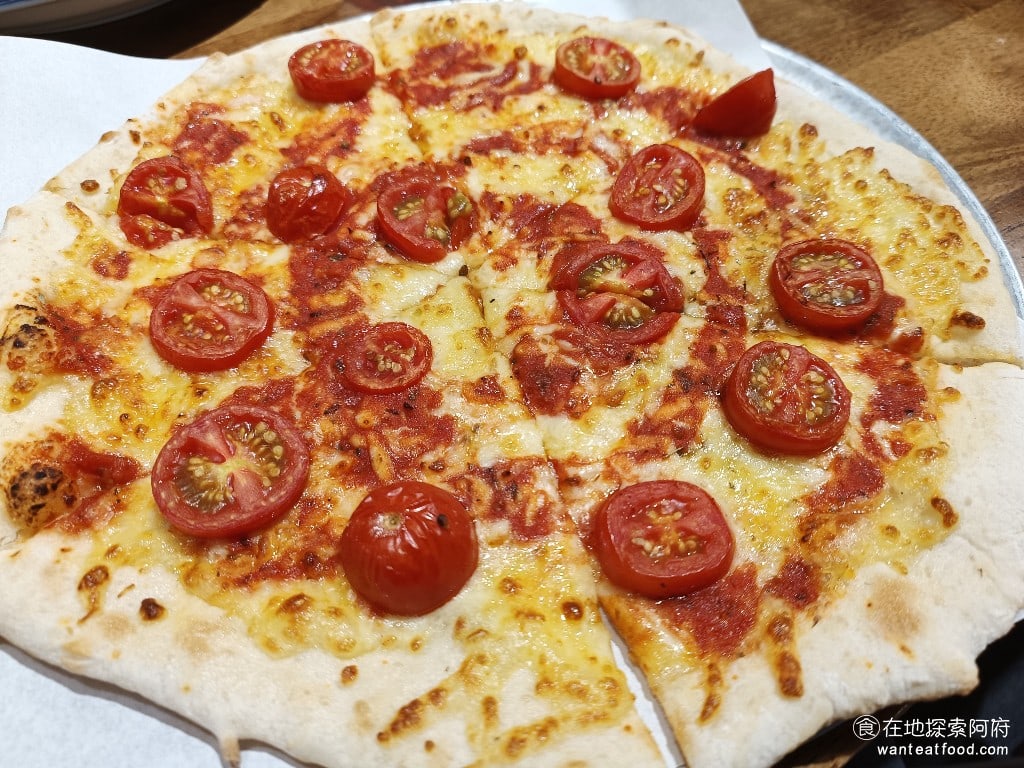 Pino,Pizza,Pino,Pizza菜單,Pino,Pizza價格,士林區美食,士林美食,芝山站美食,美式料理,炸雞,披薩,披薩,披薩,披薩 瑪格麗特 上面有很多的小番茄，使用手工製作的麵粉直接現烤披薩的，餅皮也是使用義大利進口的麵粉，撲了滿滿的起司，還加了滿滿的番茄醬。 @在地探索的阿府美食世界