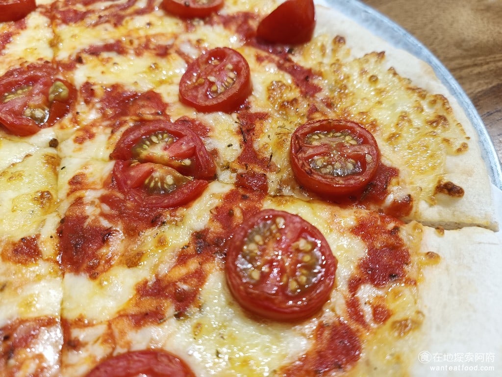 Pino,Pizza,Pino,Pizza菜單,Pino,Pizza價格,士林區美食,士林美食,芝山站美食,美式料理,炸雞,披薩,披薩,披薩,披薩 在味道上吃得到九層塔的獨特香氣，以及厚實的起司、小番茄的酸味甜味，更增加了味道的層次感，調味上，還灑了法國頂級的天然灰海鹽。 @在地探索的阿府美食世界