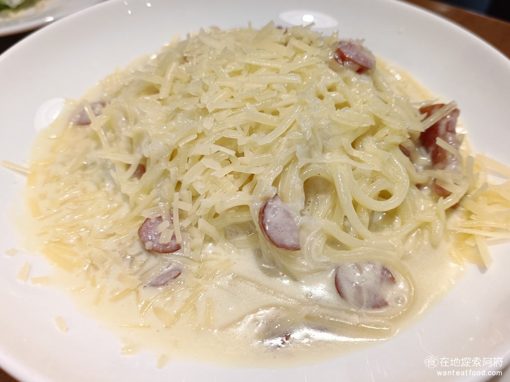 Pino,Pizza,Pino,Pizza菜單,Pino,Pizza價格,士林區美食,士林美食,芝山站美食,美式料理,炸雞,披薩,披薩,披薩,披薩 奶油培根香腸義大利麵 老闆說《Pino Pizza》的每一樣食材，他都不是使用現成的，全部都是他手工精心調配的，包含這一個奶油醬，所以這一盤面吃起來會覺得奶油特別的新鮮。 @在地探索的阿府美食世界