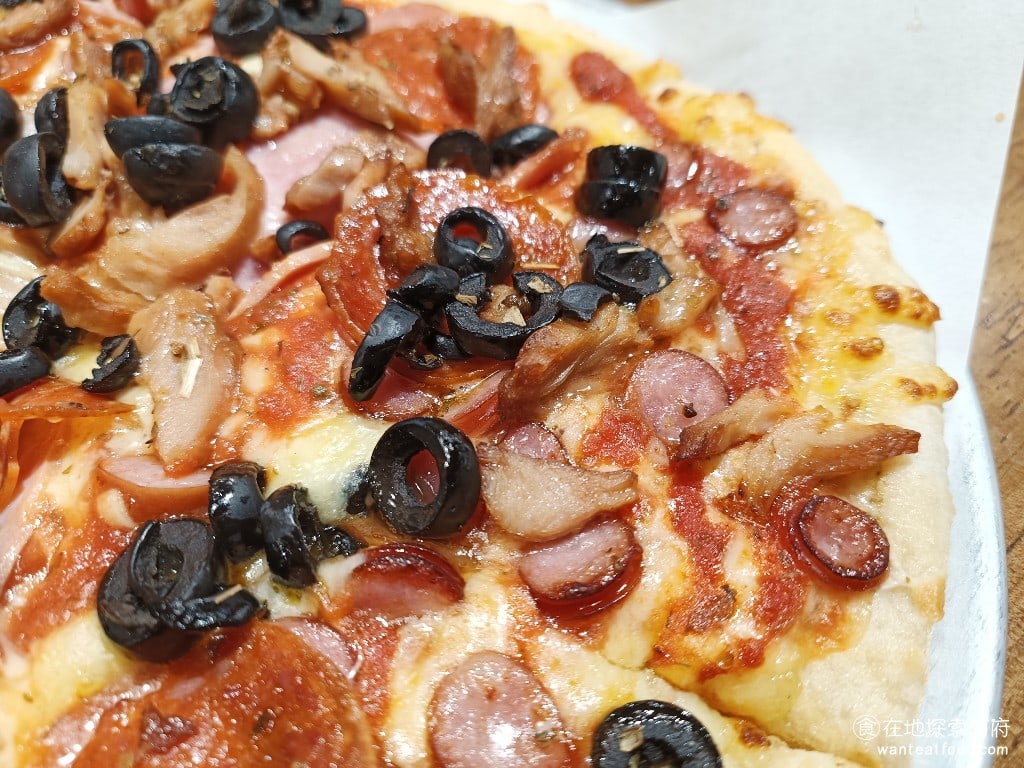 Pino,Pizza,Pino,Pizza菜單,Pino,Pizza價格,士林區美食,士林美食,芝山站美食,美式料理,炸雞,披薩,披薩,披薩,披薩 吃第一片的時候，會覺得味道非常的豐富，因為用料的種類很多，但是多吃幾片後，會覺得非常的鹹，因為每一樣配料全部都是醃製的。 @在地探索的阿府美食世界