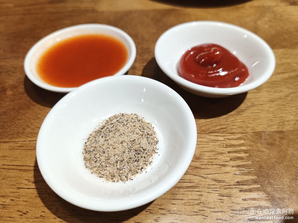 Pino,Pizza,Pino,Pizza菜單,Pino,Pizza價格,士林區美食,士林美食,芝山站美食,美式料理,炸雞,披薩,披薩,披薩,披薩 番茄醬、胡椒鹽和辣椒醬 老闆也非常注重食材健康，番茄醬都是自己親自製作、熬煮，標榜著絕不添加任何化學物質，讓大家吃得健康。 @在地探索的阿府美食世界
