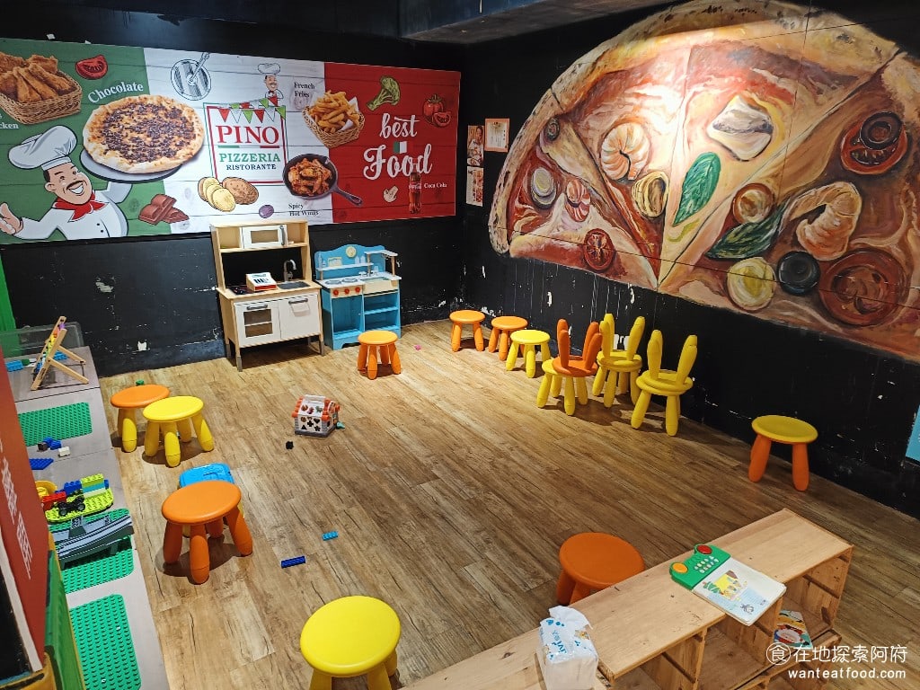 Pino,Pizza,Pino,Pizza菜單,Pino,Pizza價格,士林區美食,士林美食,芝山站美食,美式料理,炸雞,披薩,披薩,披薩,披薩 因為親子遊樂區在地下室，所以地下室主要都是小孩，因此環境會比較吵一點。我們坐的是一樓，就覺得一樓的用餐環境特別安靜。 @在地探索的阿府美食世界