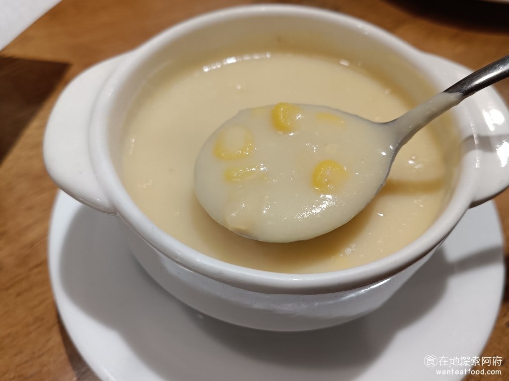 Pino,Pizza,Pino,Pizza菜單,Pino,Pizza價格,士林區美食,士林美食,芝山站美食,美式料理,炸雞,披薩,披薩,披薩,披薩 香濃玉米湯 這一碗湯吃起來的確非常相容，奶油味和玉米的味道都非常重，湯頭經過長時間的熬煮，呈現出漂亮的黃色色澤。 @在地探索的阿府美食世界