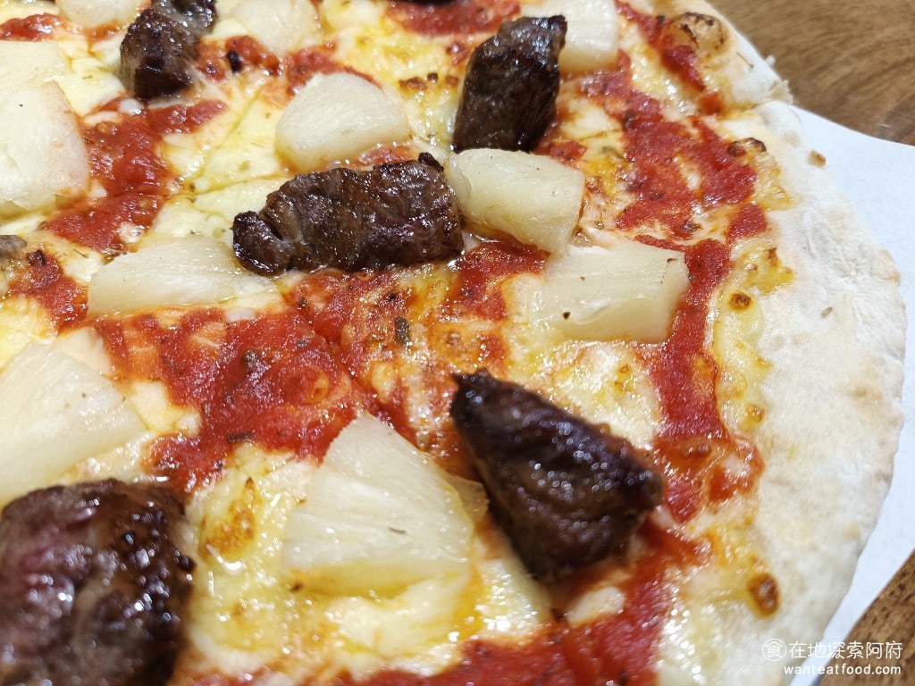 Pino,Pizza,Pino,Pizza菜單,Pino,Pizza價格,士林區美食,士林美食,芝山站美食,美式料理,炸雞,披薩,披薩,披薩,披薩 《Pino Pizza》的披薩做的是厚皮的，並且披薩的餅皮做得非常厚，上面的起司也撒得非常多。個人是覺得有點太硬，吃一片還好，但多吃幾片之後，就會覺得咬得非常辛苦。 @在地探索的阿府美食世界