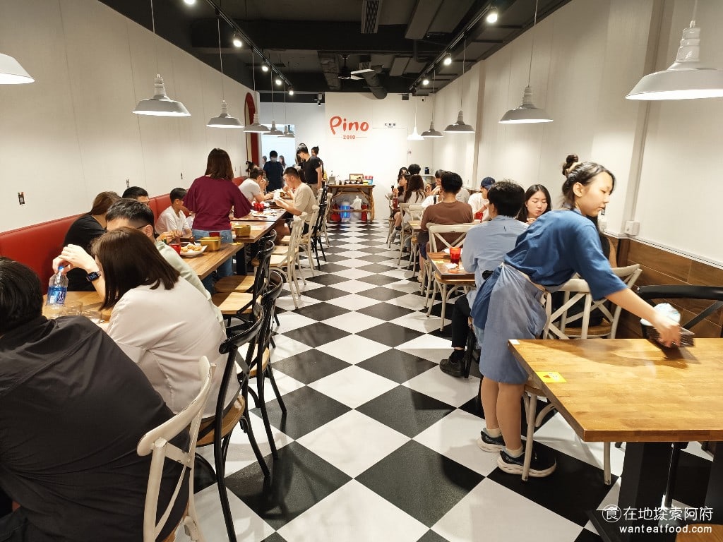 Pino,Pizza,Pino,Pizza菜單,Pino,Pizza價格,士林區美食,士林美食,芝山站美食,美式料理,炸雞,披薩,披薩,披薩,披薩 《Pino Pizza》有兩個空間，左邊是開放式廚房，右邊則是一樓的座位區，開放式廚房可以清楚地看到師傅們現場製作披薩的過程。 @在地探索的阿府美食世界