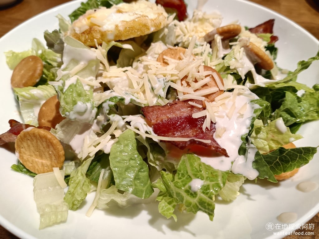 Pino,Pizza,Pino,Pizza菜單,Pino,Pizza價格,士林區美食,士林美食,芝山站美食,美式料理,炸雞,披薩,披薩,披薩,披薩 因為凱薩醬標榜以健康為主，所以調味比較清淡，相比於一般義式餐廳吃到的凱薩沙拉，這一份沙拉吃起來就沒什麼味道。全熟蛋吃起來也非常硬。 @在地探索的阿府美食世界
