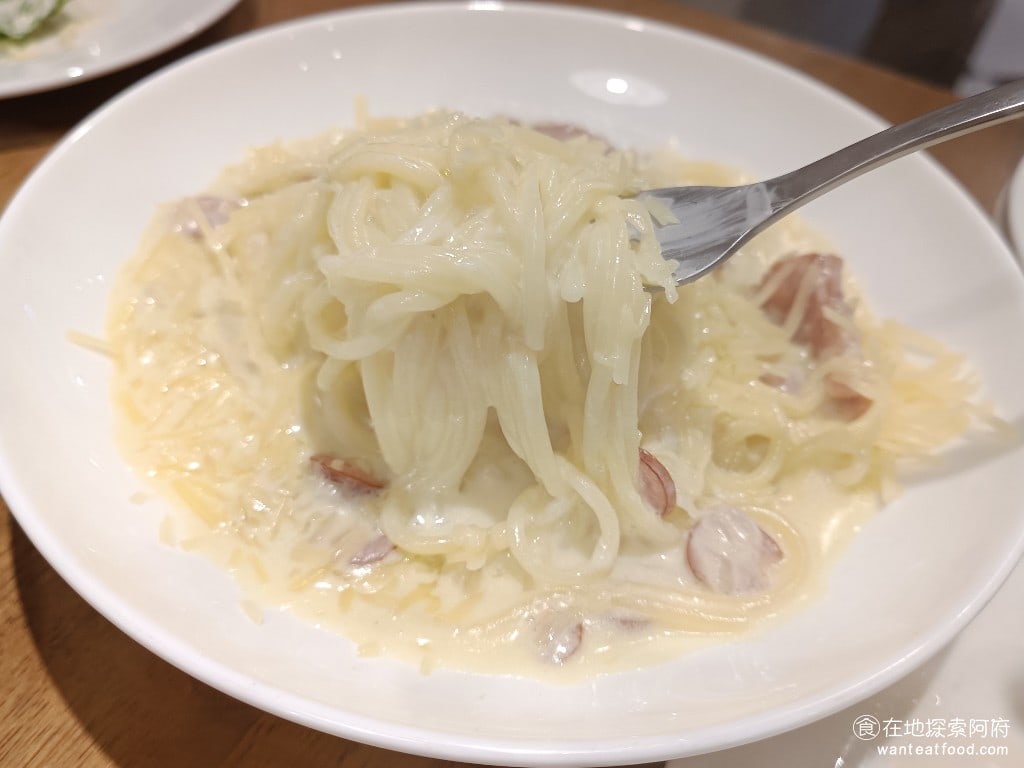 Pino,Pizza,Pino,Pizza菜單,Pino,Pizza價格,士林區美食,士林美食,芝山站美食,美式料理,炸雞,披薩,披薩,披薩,披薩 麵體吃起來非常的Q彈、有勁，充分吸收了奶油醬的精華，每一口都吃得到濃濃的奶油味。只不過，我個人覺得吃起來感覺橄欖油似乎加得太多了，所以有一點油膩。 @在地探索的阿府美食世界