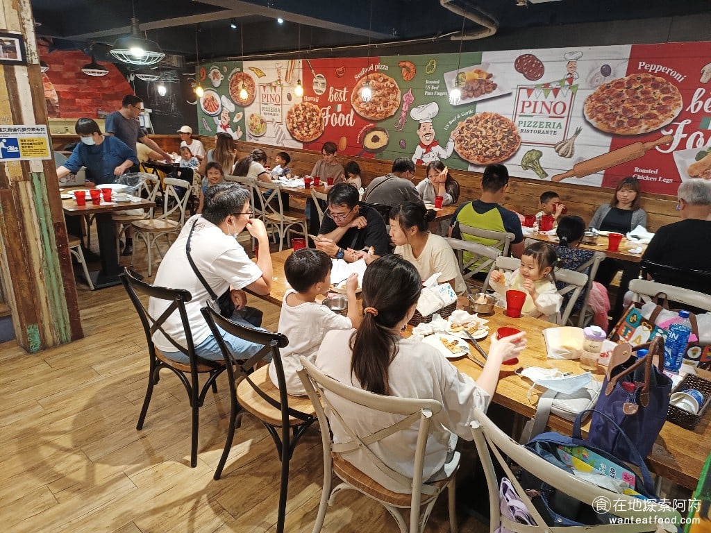 Pino,Pizza,Pino,Pizza菜單,Pino,Pizza價格,士林區美食,士林美食,芝山站美食,美式料理,炸雞,披薩,披薩,披薩,披薩 不只有一樓的座位，還有B1的用餐區，來到地下室，更讓人感到震撼，下面也坐滿了人。 @在地探索的阿府美食世界