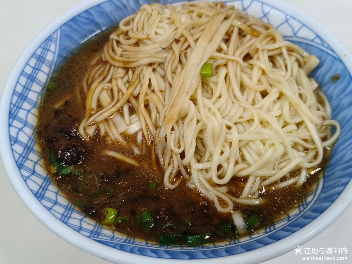 文昌炸醬麵 文昌炸醬麵菜單 文昌炸醬麵推薦 宜蘭市美食 台灣小吃 炸醬麵 炸醬麵 這碗是小碗,份量已經比很多麵店的小碗還大,醬汁顏色很深,上面只撒一點蔥花,上桌後第一件事就是趕快攪拌,店家也會一直提醒要趁熱現吃。 @在地老饕阿府