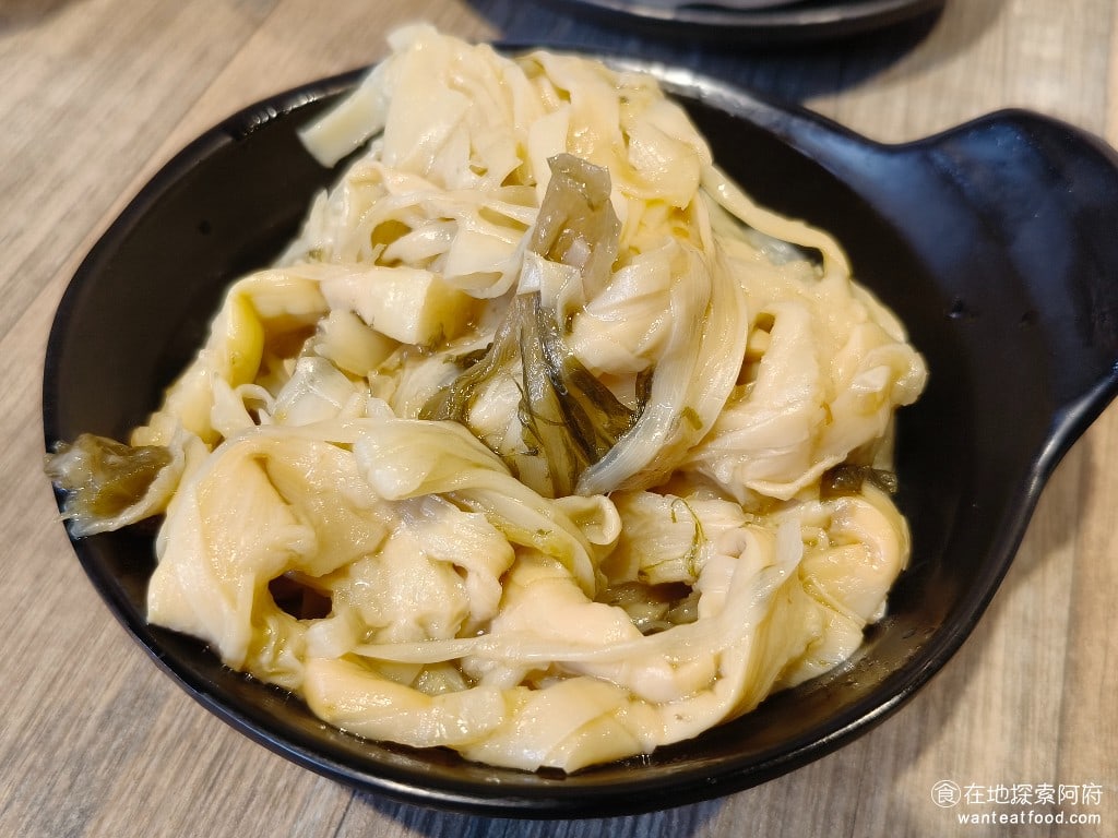 北門-蝦仁飯·煲湯,北門-蝦仁飯·煲湯菜單,北門-蝦仁飯·煲湯價格,大同區美食,大同美食,台灣小吃,蝦仁飯 雞湯滷筍絲 這個筍絲咬起來的口感不太好，感覺是選用的品種不太對，所以咬下去的筍絲都咬不斷，也很難咬爛。 @在地阿府的美食世界