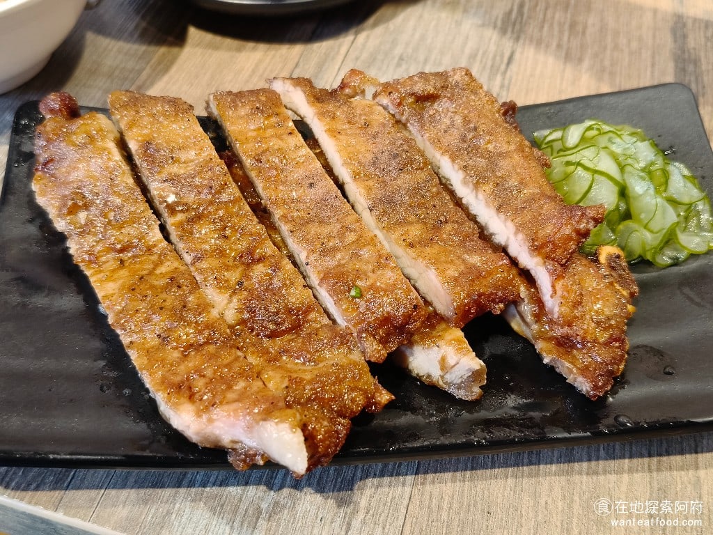 北門-蝦仁飯·煲湯,北門-蝦仁飯·煲湯菜單,北門-蝦仁飯·煲湯價格,大同區美食,大同美食,台灣小吃,蝦仁飯 古早味炸排骨 全部的餐點之中，我覺得最棒的就是這一個古早味炸排骨，看到網路上很多人推薦，所以也跟著點了一份，吃起來真的很棒。 @在地阿府的美食世界