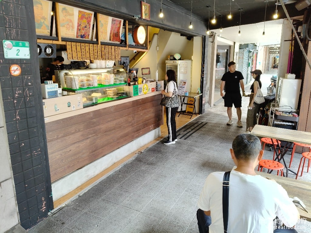 北門-蝦仁飯·煲湯,北門-蝦仁飯·煲湯菜單,北門-蝦仁飯·煲湯價格,大同區美食,大同美食,台灣小吃,蝦仁飯 《北門-蝦仁飯·煲湯》生意超級好，每次經過都看到大排長龍。我們今天來，因為天氣比較熱，高達39度，所以戶外的人就比較少，才不用排隊。 @在地阿府的美食世界