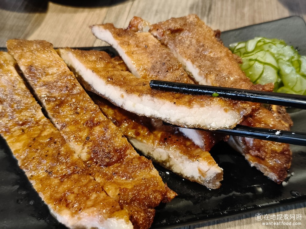 北門-蝦仁飯·煲湯,北門-蝦仁飯·煲湯菜單,北門-蝦仁飯·煲湯價格,大同區美食,大同美食,台灣小吃,蝦仁飯 排骨的肉質非常軟嫩，外皮炸得非常酥脆，咬起來帶有一點甜味，是屬於南部口味的炸排骨。排骨肉也醃製得非常入味，旁邊再搭配醃製的小黃瓜，兩者搭配起來非常順口，這炸排骨是必點啊。 @在地阿府的美食世界