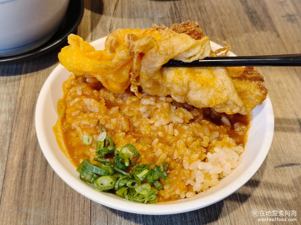 北門-蝦仁飯·煲湯,北門-蝦仁飯·煲湯菜單,北門-蝦仁飯·煲湯價格,大同區美食,大同美食,台灣小吃,蝦仁飯 蝦醬裡面有很多蝦膏和蝦殼，味道吃起來蝦味非常濃厚，要喜歡蝦味道的人才能接受。如果不喜歡蝦味的人，可能吃起來會有點害怕。 @在地阿府的美食世界