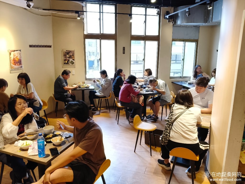 北門-蝦仁飯·煲湯,北門-蝦仁飯·煲湯菜單,北門-蝦仁飯·煲湯價格,大同區美食,大同美食,台灣小吃,蝦仁飯 《北門-蝦仁飯·煲湯》有一樓和二樓的用餐空間，一樓的座位主要都在戶外，如果想吹冷氣的話，需要到二樓，二樓的用餐環境非常乾淨。 @在地阿府的美食世界