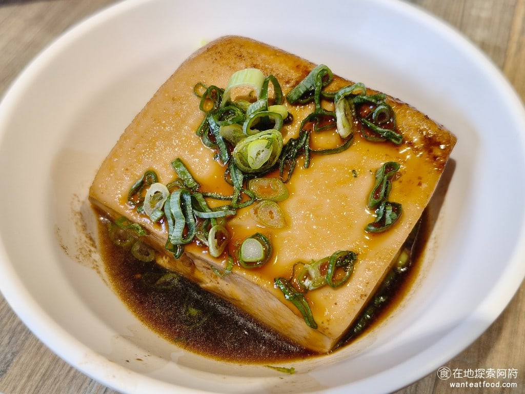 北門-蝦仁飯·煲湯,北門-蝦仁飯·煲湯菜單,北門-蝦仁飯·煲湯價格,大同區美食,大同美食,台灣小吃,蝦仁飯 滷豆腐 油豆腐使用的是一整個大塊的有機豆腐，體積非常大，滷汁的香味也非常足夠，豆腐吸飽了滷汁，每一口都非常入味。 @在地阿府的美食世界