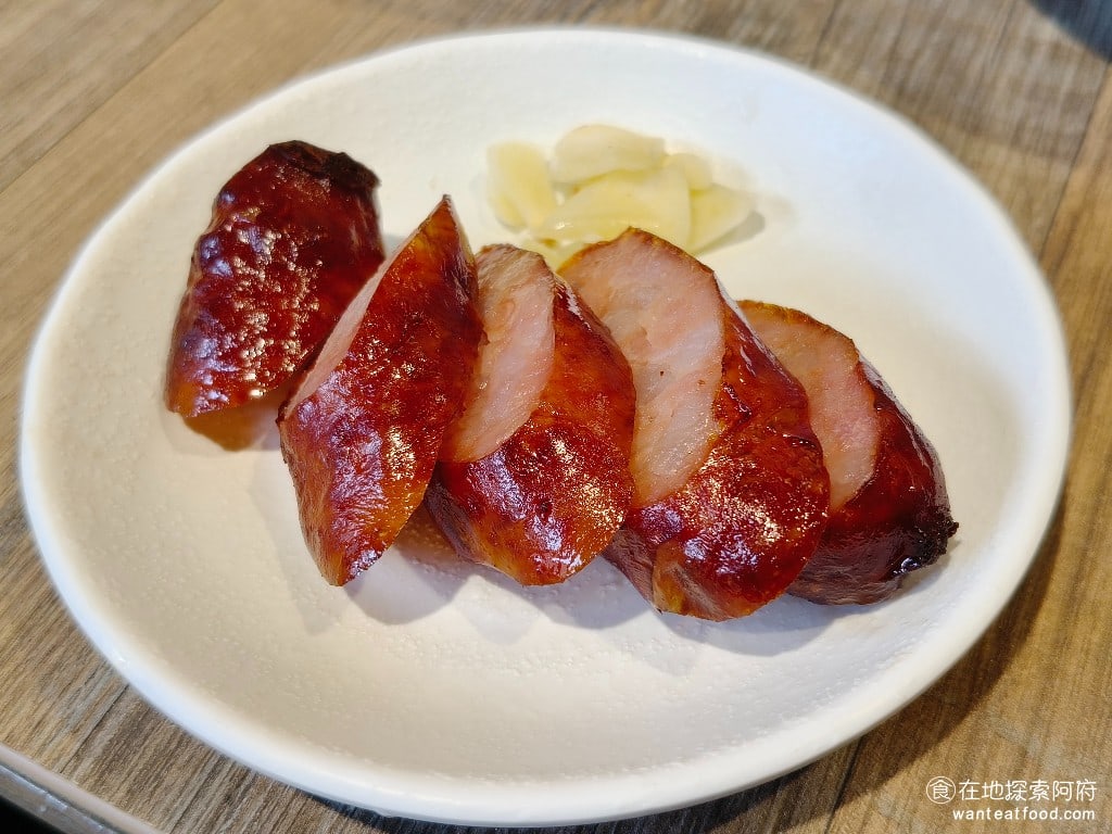 北門-蝦仁飯·煲湯,北門-蝦仁飯·煲湯菜單,北門-蝦仁飯·煲湯價格,大同區美食,大同美食,台灣小吃,蝦仁飯 蒜片尬香腸 這個台式香腸的味道，吃起來還蠻有水準的，搭配新鮮的蒜片一起吃，咬下去還可以嚐得到香腸的肉汁，整體來說還不錯。 @在地阿府的美食世界