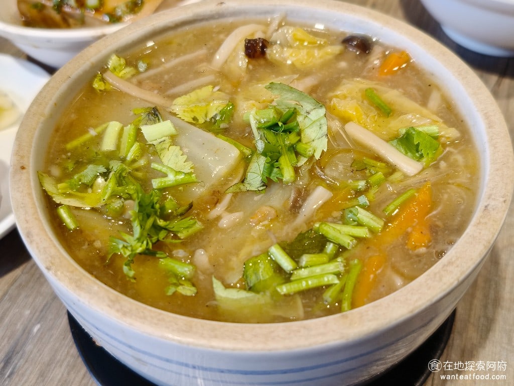 北門-蝦仁飯·煲湯,北門-蝦仁飯·煲湯菜單,北門-蝦仁飯·煲湯價格,大同區美食,大同美食,台灣小吃,蝦仁飯 辦桌魚翅羹 這一碗魚翅羹 90 元，雖然看起來體積不大，但用湯匙一撈，就發現裡面滿滿的都是料，CP 值很高。 @在地阿府的美食世界