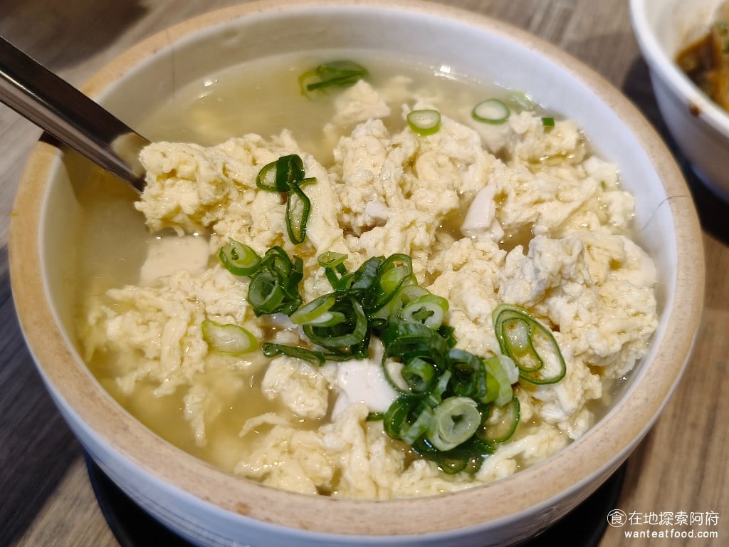 北門-蝦仁飯·煲湯,北門-蝦仁飯·煲湯菜單,北門-蝦仁飯·煲湯價格,大同區美食,大同美食,台灣小吃,蝦仁飯 雖然裡面的料給了很多，CP 值非常高，但這碗湯感覺都在吃蛋花，湯的部分給的比例就很少，但其實我是想喝湯的，味道上這碗湯也沒有特別的地方。 @在地阿府的美食世界