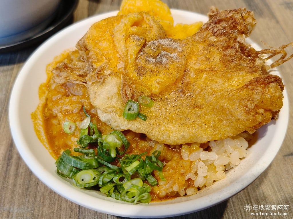 北門-蝦仁飯·煲湯,北門-蝦仁飯·煲湯菜單,北門-蝦仁飯·煲湯價格,大同區美食,大同美食,台灣小吃,蝦仁飯 蝦醬飯加全熟蛋 其實我媽看到這一個蝦醬，她其實不太敢吃，因為她說這一個蝦醬裡面用的蝦殼和蝦膏，全部都是她在剝蝦子的時候要丟掉的部分，結果竟然全部拿來做成蝦醬。 @在地阿府的美食世界