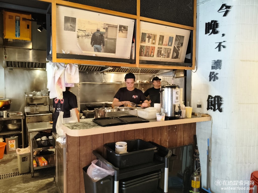 北門-蝦仁飯·煲湯,北門-蝦仁飯·煲湯菜單,北門-蝦仁飯·煲湯價格,大同區美食,大同美食,台灣小吃,蝦仁飯 《北門-蝦仁飯·煲湯》會爆紅，主要的原因是老闆對於食材的用心，光是蝦醬就要熬煮超過 8 小時，而且所有的醬料都是店家自製的，完全不使用工廠批發的調味料，全部的料理都堅持古法來製作。 @在地阿府的美食世界