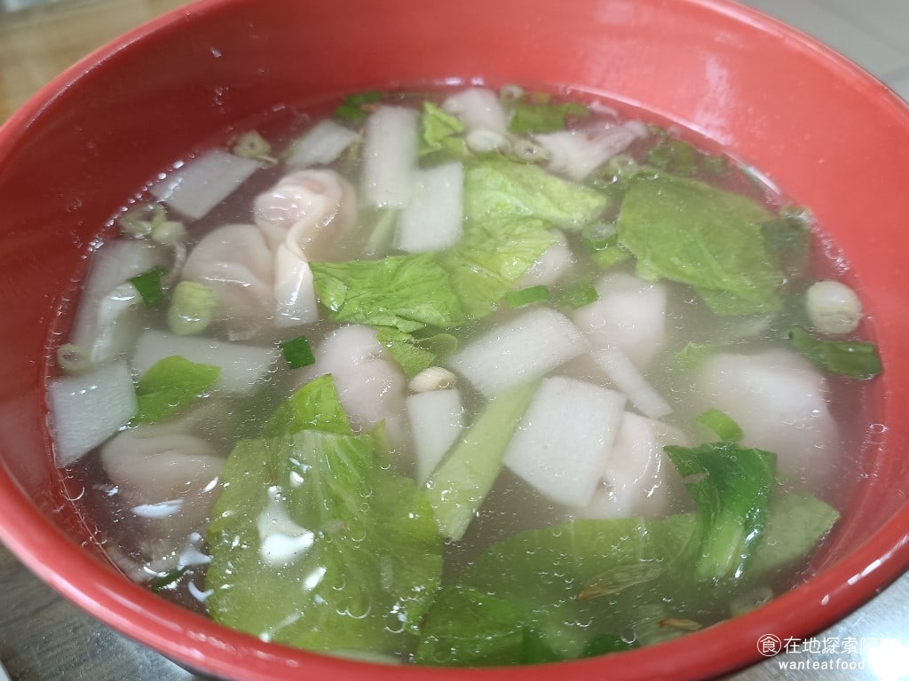 黑白切,忠孝新生,黑白切,忠孝新生菜單,黑白切,忠孝新生價格,中正區美食,中正美食,忠孝新生美食,台灣小吃,乾麵,黑白切 餛飩湯 65 元 餛飩湯看似清淡，但湯頭是用大骨高湯熬煮的，喝起來非常濃郁，有味道裡面加了不少的青菜，吃起來非常清爽。 @在地探索的阿府美食世界