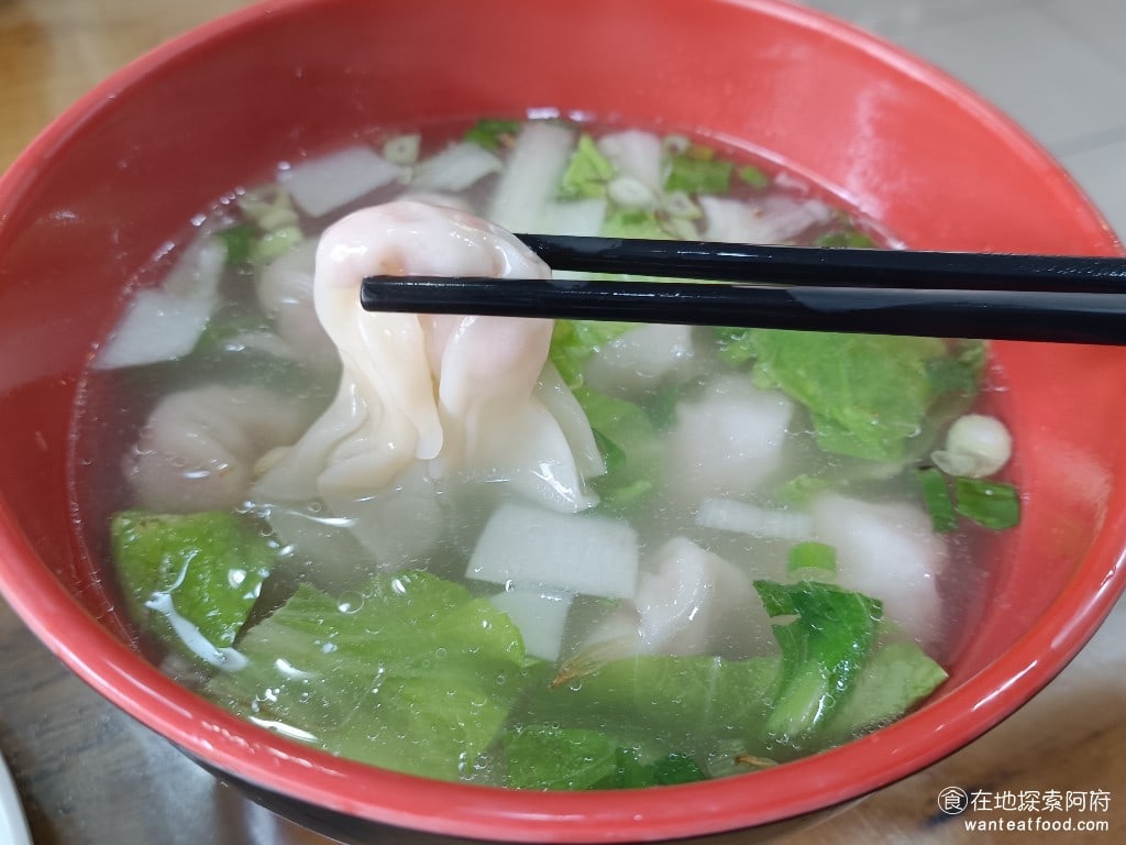 黑白切,忠孝新生,黑白切,忠孝新生菜單,黑白切,忠孝新生價格,中正區美食,中正美食,忠孝新生美食,台灣小吃,乾麵,黑白切 餛飩的大小不會很大，一口就可以吃下去，餛飩的外皮吃起來非常的軟嫩，整顆餛飩入口即化。整體來說，餛飩湯的味道算是所有餐點中還不錯的，建議可以點。 @在地探索的阿府美食世界
