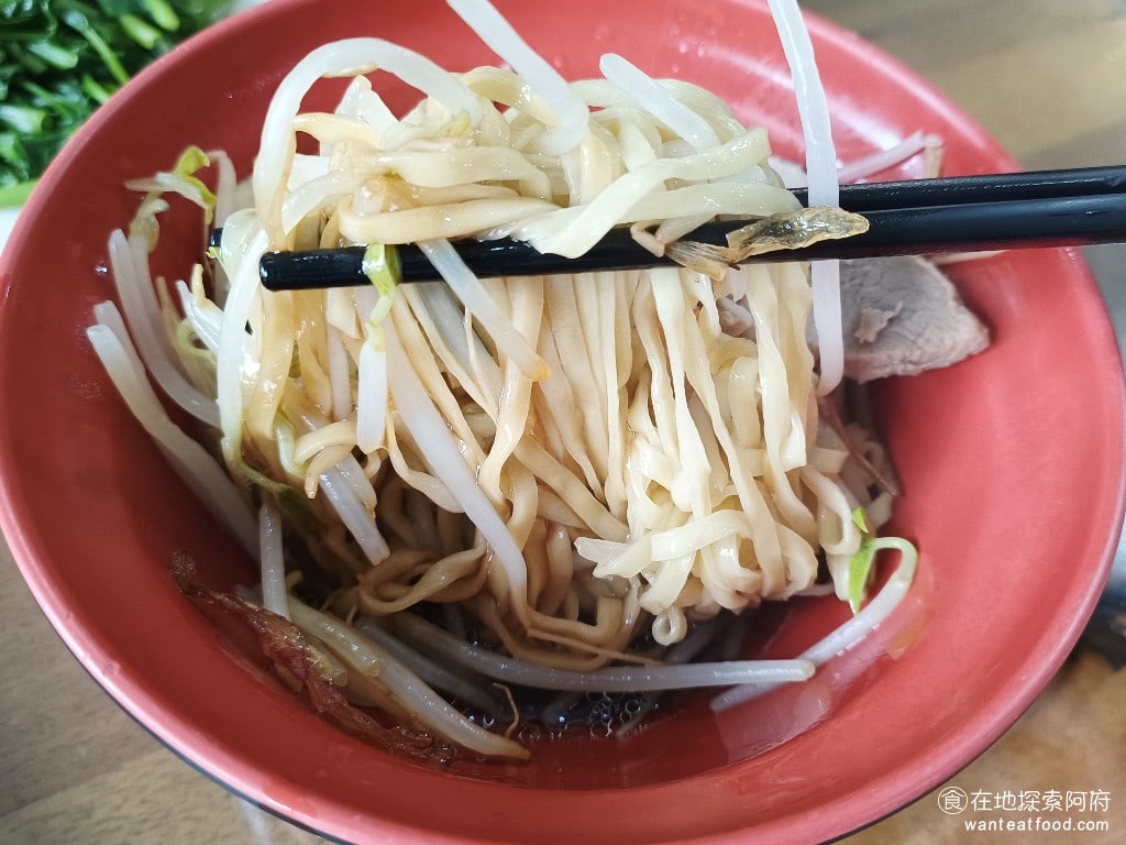黑白切,忠孝新生,黑白切,忠孝新生菜單,黑白切,忠孝新生價格,中正區美食,中正美食,忠孝新生美食,台灣小吃,乾麵,黑白切 意麵的醬汁吃起來不會很鹹，帶有一點甜味，不過如果和正統的台南義麵相比，這碗面的味道就比較清淡了。如果想要味道重一點，可以加店家提供的蒜蓉醬油，加了後多了蒜味，吃起來更棒。 @在地探索的阿府美食世界