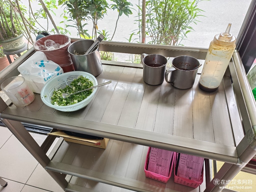 黑白切,忠孝新生,黑白切,忠孝新生菜單,黑白切,忠孝新生價格,中正區美食,中正美食,忠孝新生美食,台灣小吃,乾麵,黑白切 小菜本身是沒有加醬油膏的，如果需要醬油膏，要在旁邊自己拿，還有提供辣椒、蒜蓉、醬油，以及蔥花。 @在地探索的阿府美食世界