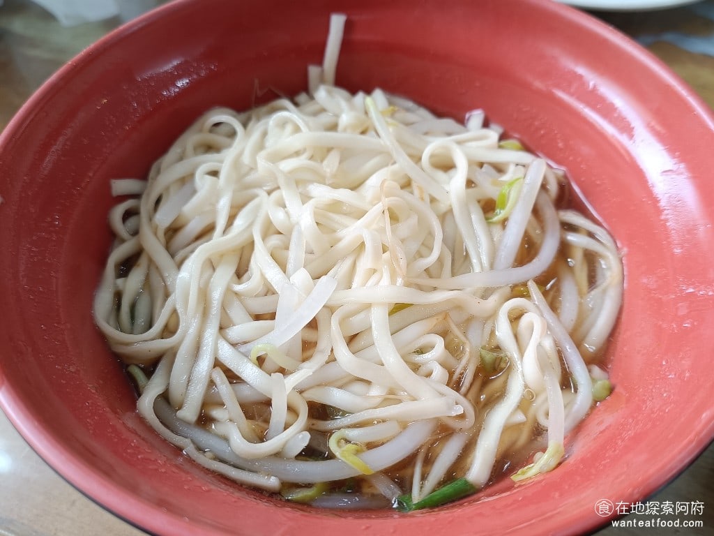 黑白切,忠孝新生,黑白切,忠孝新生菜單,黑白切,忠孝新生價格,中正區美食,中正美食,忠孝新生美食,台灣小吃,乾麵,黑白切 麻醬麵 麻醬麵不是這裡最多人點的餐點，從地圖上比較少看到有人點這個麻醬麵的。吃起來比較中規中矩，麻醬的味道不會很重，也不會很乾。 @在地探索的阿府美食世界