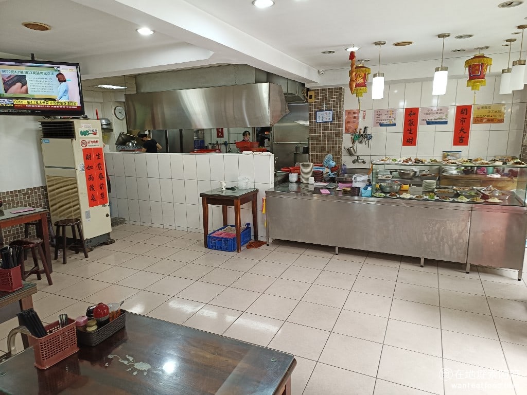 黑白切,忠孝新生,黑白切,忠孝新生菜單,黑白切,忠孝新生價格,中正區美食,中正美食,忠孝新生美食,台灣小吃,乾麵,黑白切 廚房是完全開放的，店內的空氣也很好，不會聞到什麼油煙味，櫃檯旁邊擺滿了各種的黑白切小菜。 @在地探索的阿府美食世界