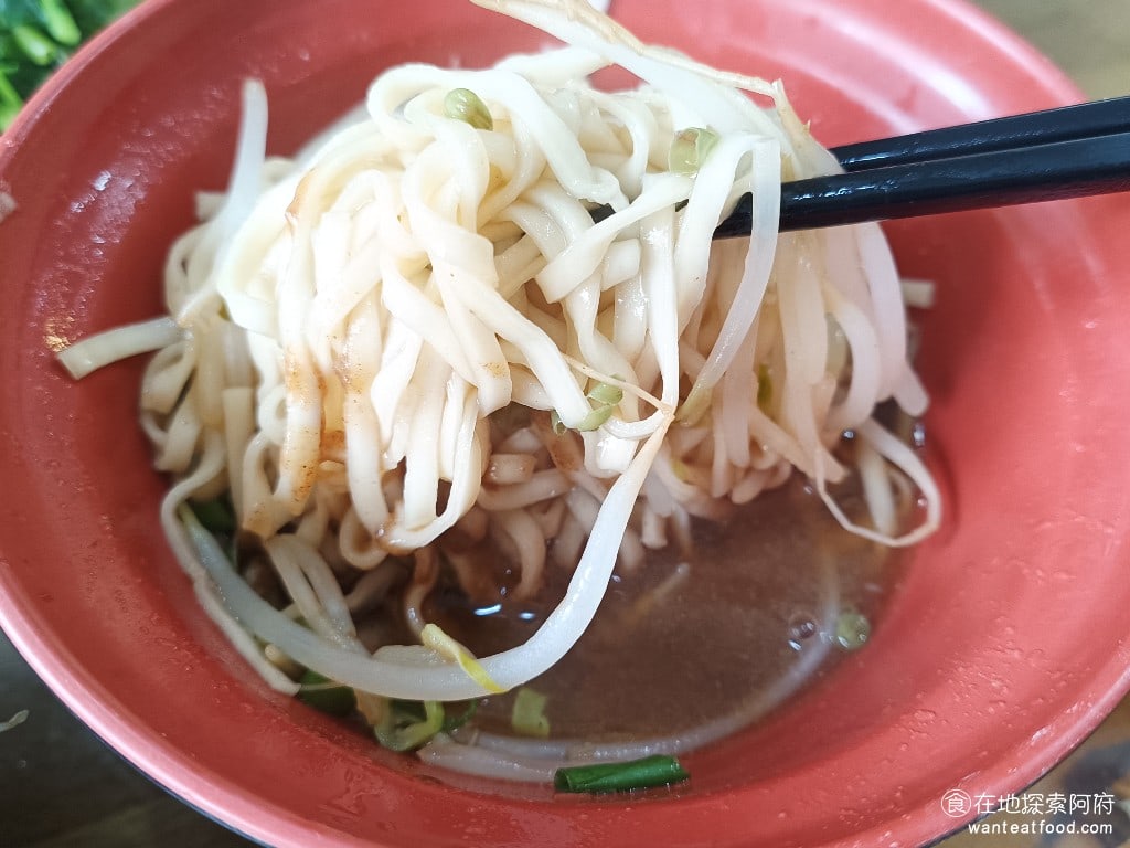 黑白切,忠孝新生,黑白切,忠孝新生菜單,黑白切,忠孝新生價格,中正區美食,中正美食,忠孝新生美食,台灣小吃,乾麵,黑白切 麻醬麵底下的醬汁水水的，所以很容易就可以拌起來，算是吃起來比較清爽的麻醬麵，沒有特別的味道。 @在地探索的阿府美食世界