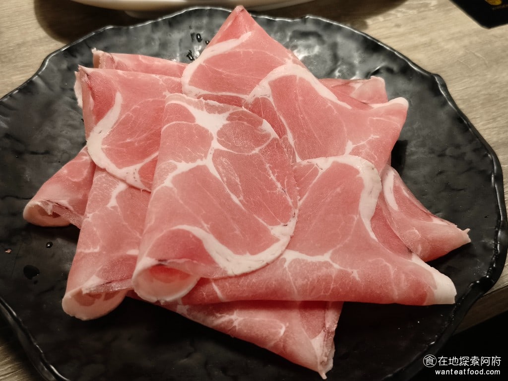 築間,鍋物,內湖,火鍋,冰淇淋,松阪豬,伊比利黑豬,霜降牛,冰沙 梅花豬套餐是最便宜的，只要 400 元，肉質也比想像中的軟嫩，蠻好吃的 @在地阿府的美食世界