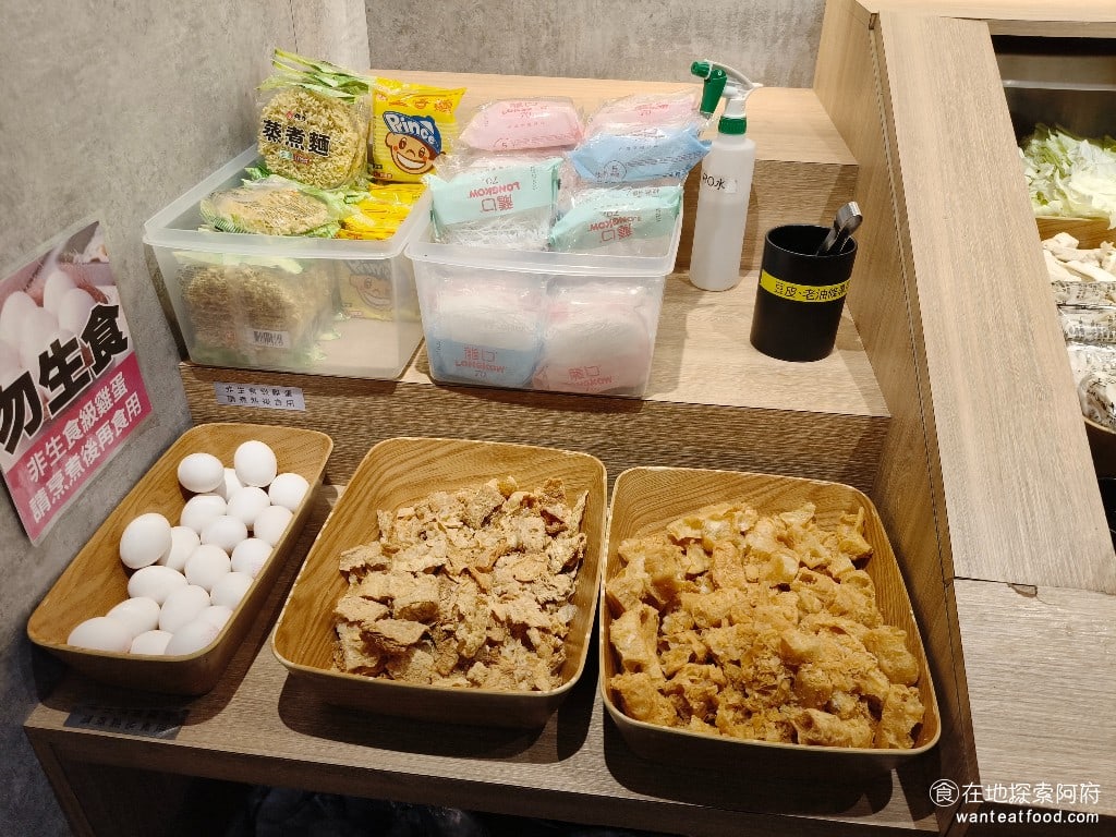 築間,鍋物,內湖,火鍋,冰淇淋,松阪豬,伊比利黑豬,霜降牛,冰沙 有雞蛋、王子麵、蒸煮麵、豆皮、油條，只不過油條擺在外面，放太久，吃起來就很不脆。 @在地阿府的美食世界